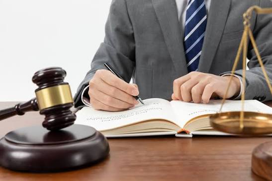 Адвокат з податкових питань в Україні: що він робить і як саме може допомогти
